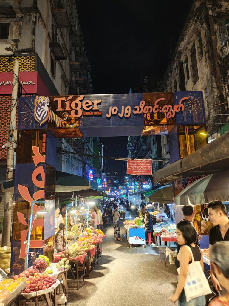 果物や屋台が並ぶヤンゴンの夜市